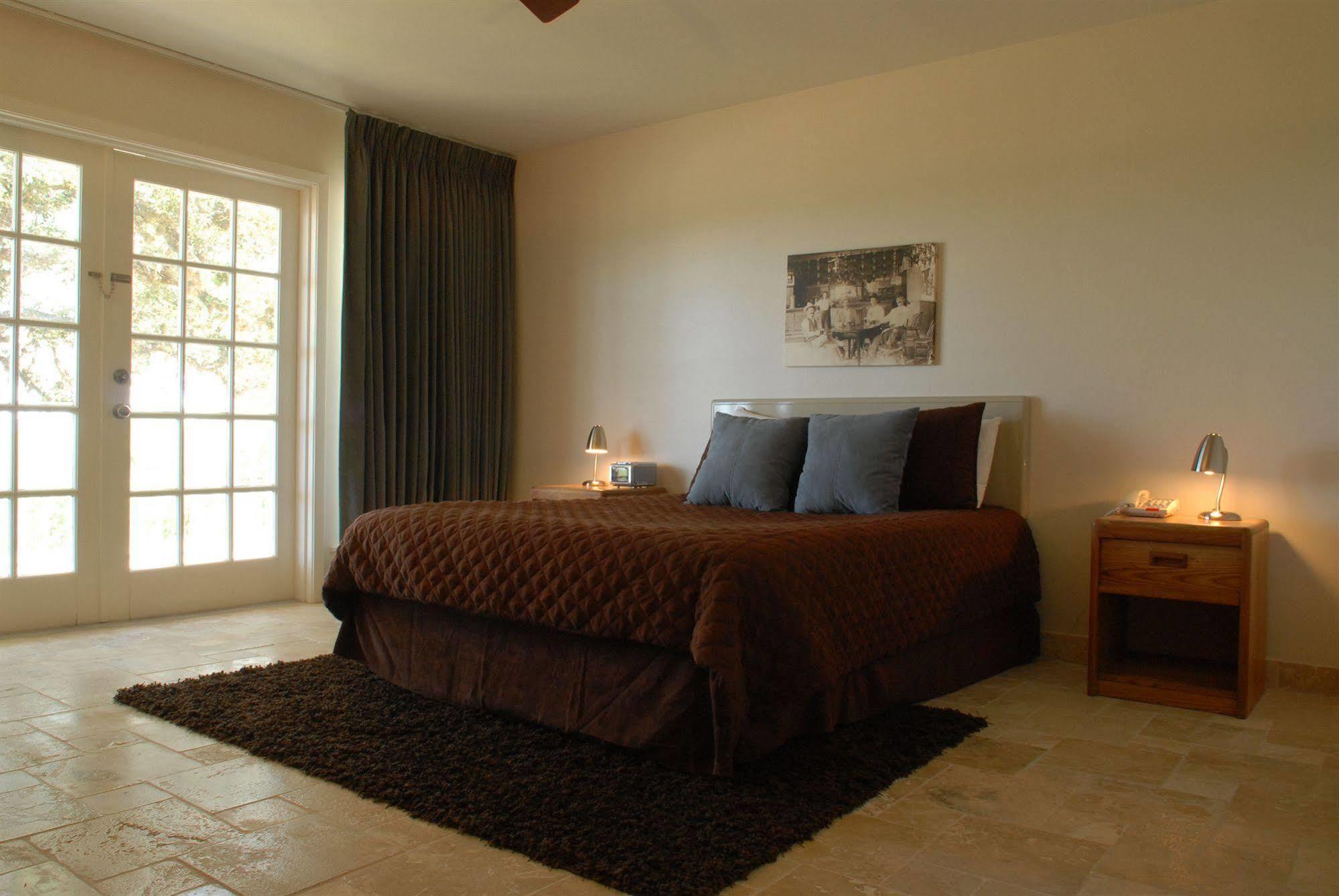 Hillside Boutique Hotel Castroville Exterior photo